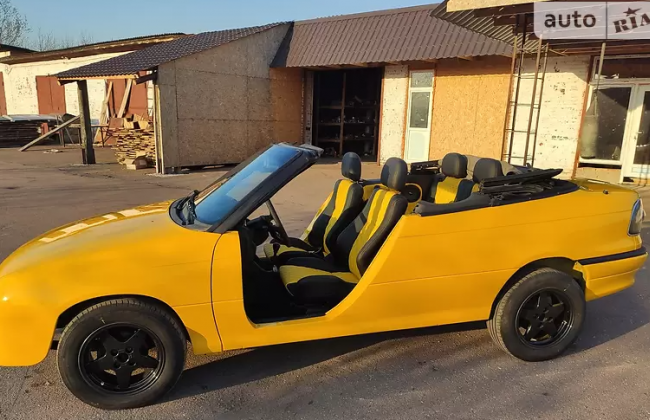 В Украине продают яркий желтый кабриолет: в одном экземпляре