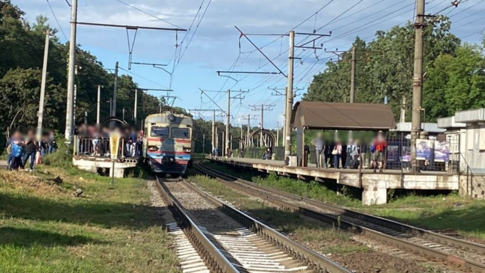 Был в наушниках: под Киевом поезд сбил подростка