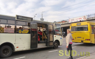 В Киеве заметили маршрутку с дырой в полу