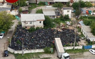 В Киеве посреди жилых домов образовалась стихийная свалка