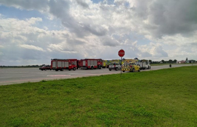 Во Львове самолет с Кипра совершил аварийную посадку: много «скорых» и спасателей