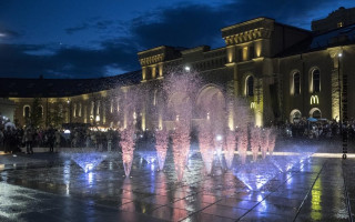 В центре Киева восстановили фонтан, в который провалился грузовик