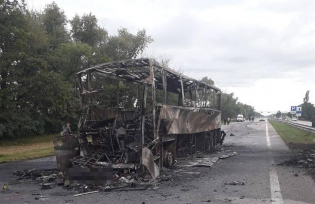 Остался только каркас: на трассе Киев – Чоп сгорел международный автобус