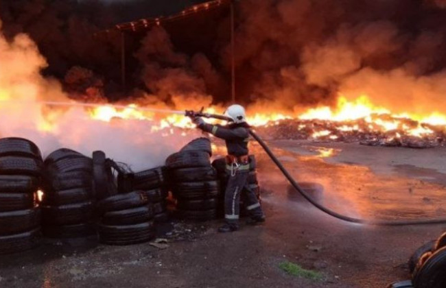 Масштабный пожар под Киевом: горели тысячи шин