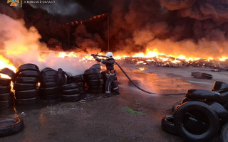 Под Киевом вспыхнул мощный пожар на складе бытовых отходов