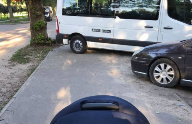 Киевлян разозлил «герой парковки» на микроавтобусе, фото
