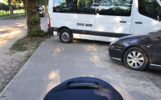 Киевлян разозлил «герой парковки» на микроавтобусе, фото