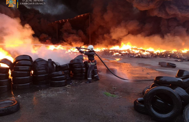 Под Киевом вспыхнул мощный пожар на складе бытовых отходов