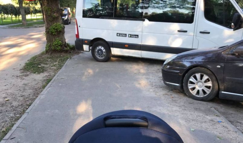Киевлян разозлил «герой парковки» на микроавтобусе, фото