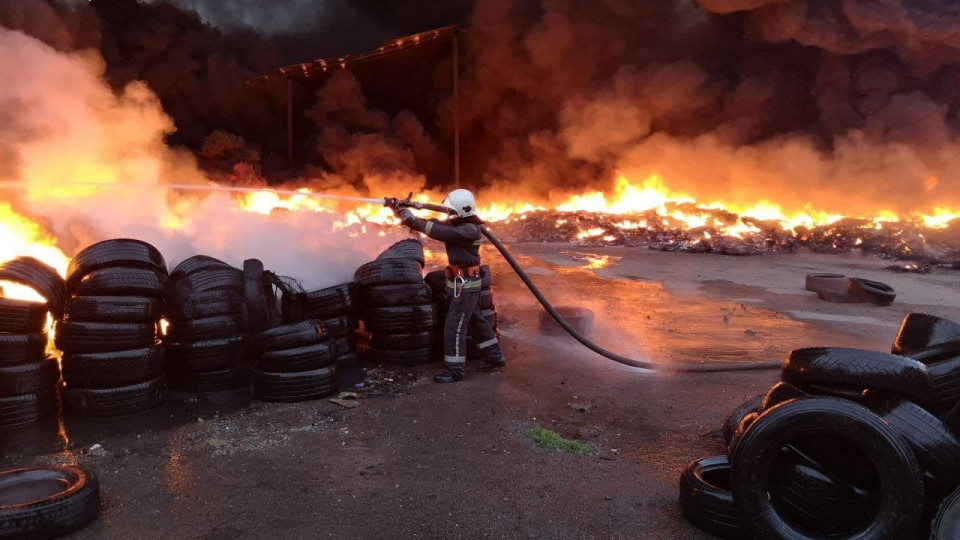 Под Киевом вспыхнул мощный пожар на складе бытовых отходов