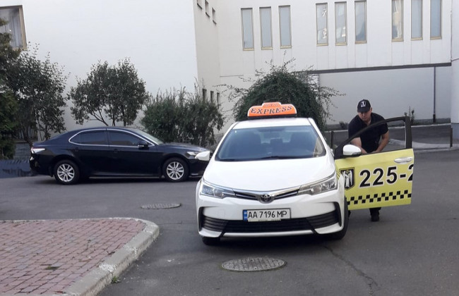 У Києві таксист побив іноземку похилого віку