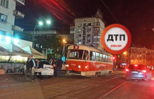 В Киеве Хюндай перекрыл движение трамваев