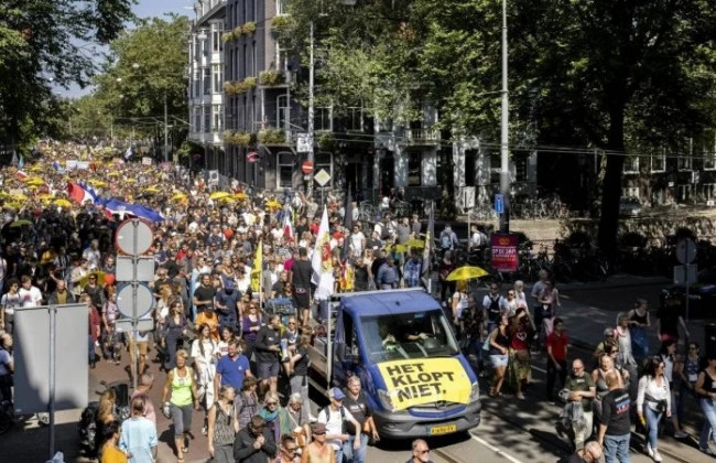 В Амстердаме прошли массовые протесты против коронавирусных ограничений