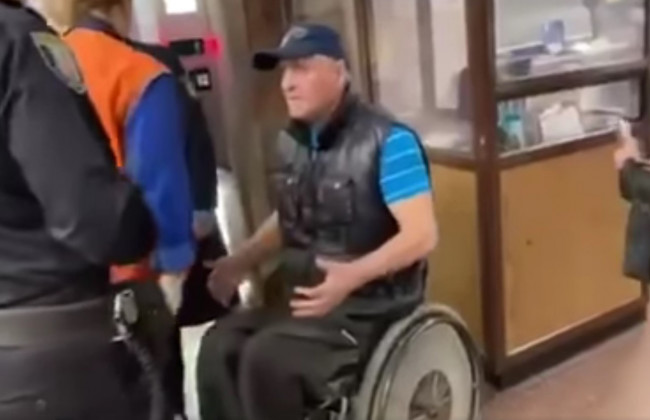 В Киеве в метро не пустили мужчину на коляске: видео