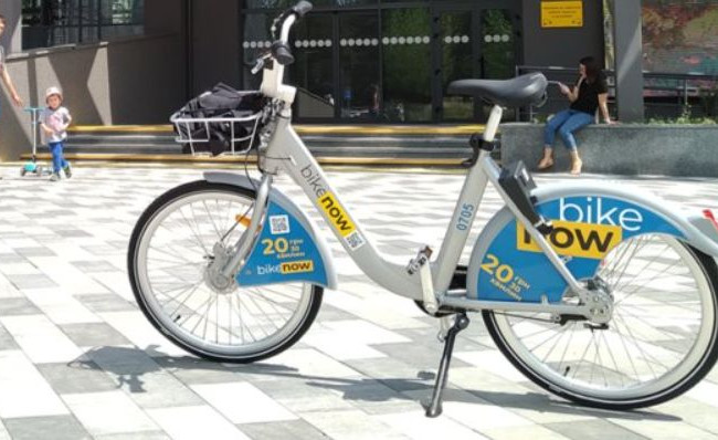 В Киеве подростки бросили в фонтан прокатные велосипеды, видео