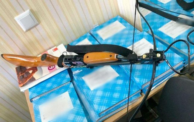 В Полтаве девушка устроила в школе стрельбу из арбалета: есть пострадавшие