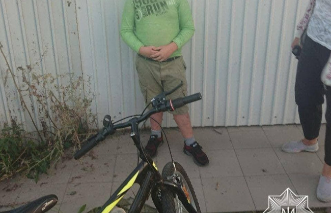 Під Києвом малолітній велосипедист скоїв ДТП: поліція склала адмінпротокол на матір