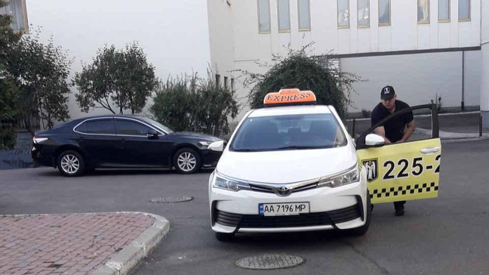 У Києві таксист побив іноземку похилого віку