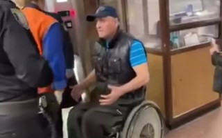 В Киеве в метро не пустили мужчину на коляске: видео