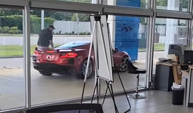 Мужчина угнал новый C8 Corvette прямо из автосалона, видео