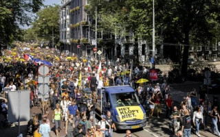 В Амстердаме прошли массовые протесты против коронавирусных ограничений