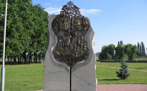 В Киеве демонтировали памятник, установленный в честь дружбы с Москвой