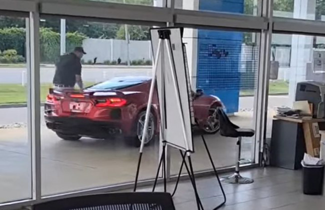 Мужчина угнал новый C8 Corvette прямо из автосалона, видео