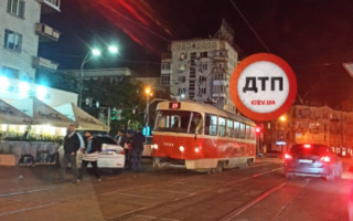 В Киеве Хюндай перекрыл движение трамваев