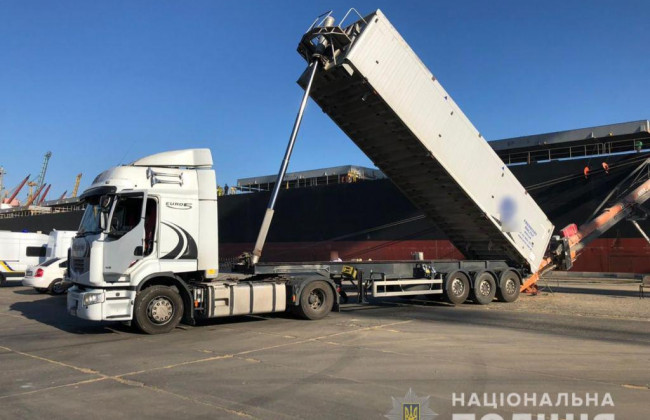 Керівництво Державної продовольчо-зернової корпорації намагалося вивезти зерно з України