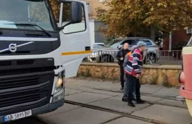 В Киеве водители трамвая и мусоровоза устроили разборки посреди улицы