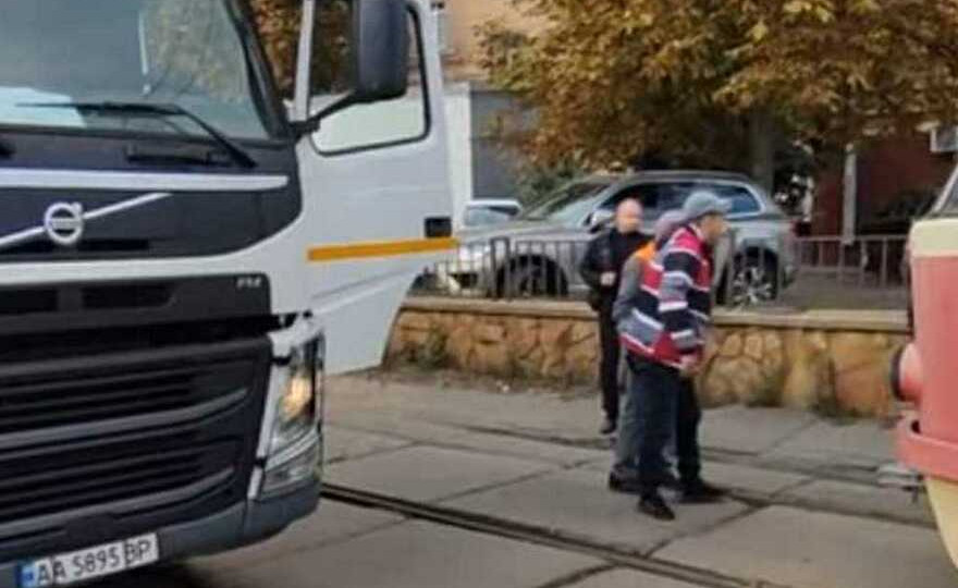 В Киеве водители трамвая и мусоровоза устроили разборки посреди улицы