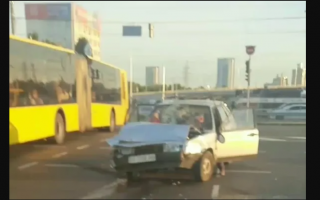 ДТП с переворотом в Киеве: столкнулись автомобили «Лада» и Renault, видео