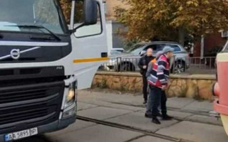 В Киеве водители трамвая и мусоровоза устроили разборки посреди улицы