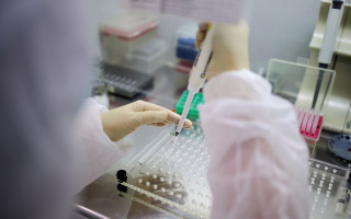 Врач назвал опасное свойство нового «мю»-штамма COVID-19