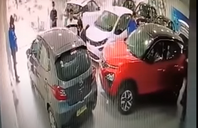 Покупатель растерялся и «выпрыгнул» на автомобиле из автосалона: видео