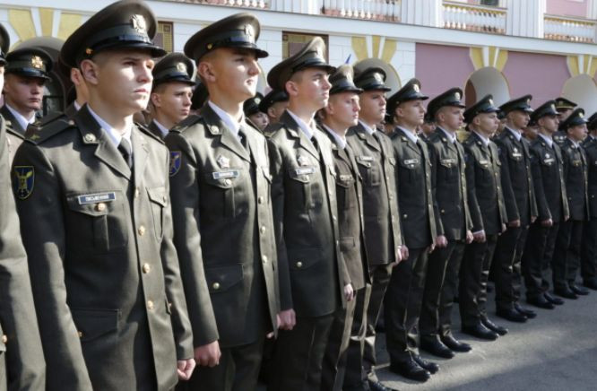 Курсантам-військовослужбовцям пропонують заборонити працювати у позанавчальний час