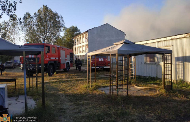 В Затоке вспыхнула база отдыха