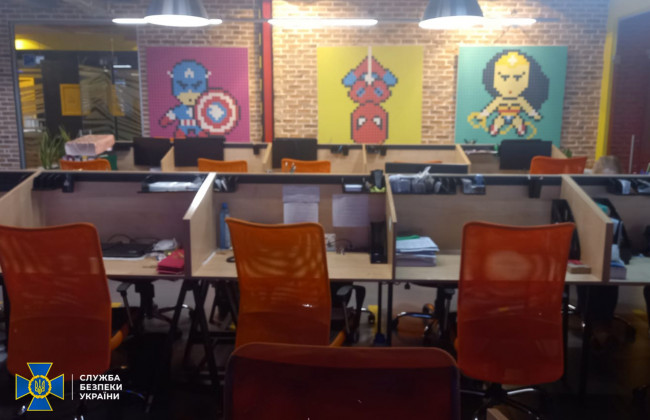 У Києві працівники ІТ-компаній продавали програмами для взлому WhatsApp, Viber і Telegram