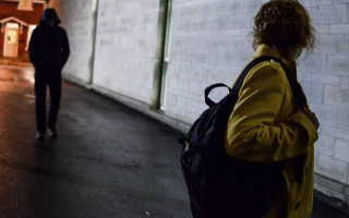 В Запорожье мужчина преследует школьницу: шлет жуткие видео и дежурит под домом