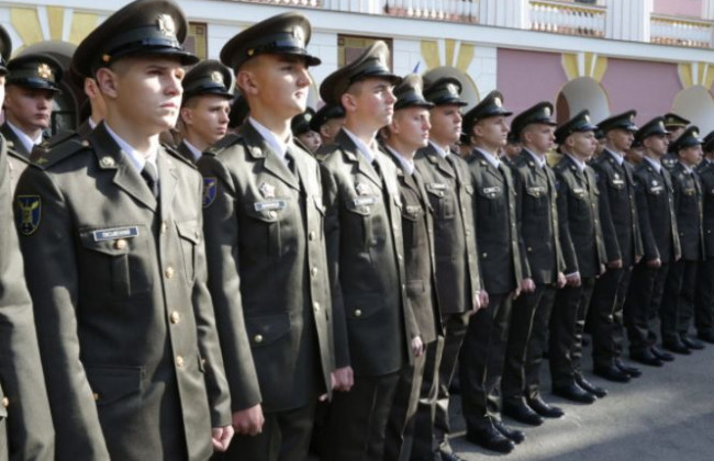 Курсантам-військовослужбовцям пропонують заборонити працювати у позанавчальний час