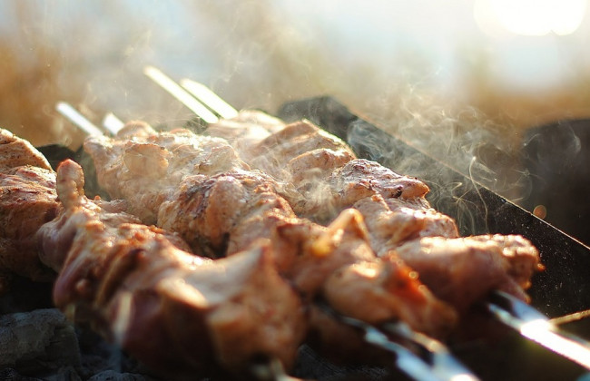 В Умани хасиды устроили шашлычную на балконе: спасатели тушили пожар