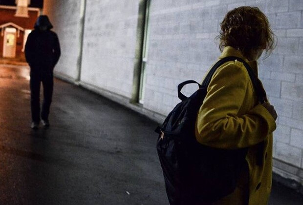 В Запорожье мужчина преследует школьницу: шлет жуткие видео и дежурит под домом