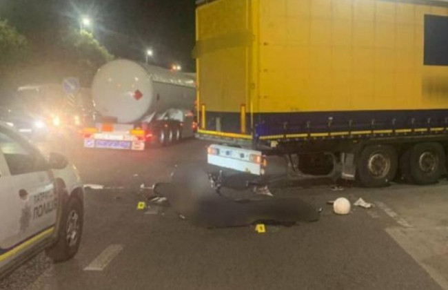 Смертельное ДТП в Киеве: мотоциклист влетел в грузовик