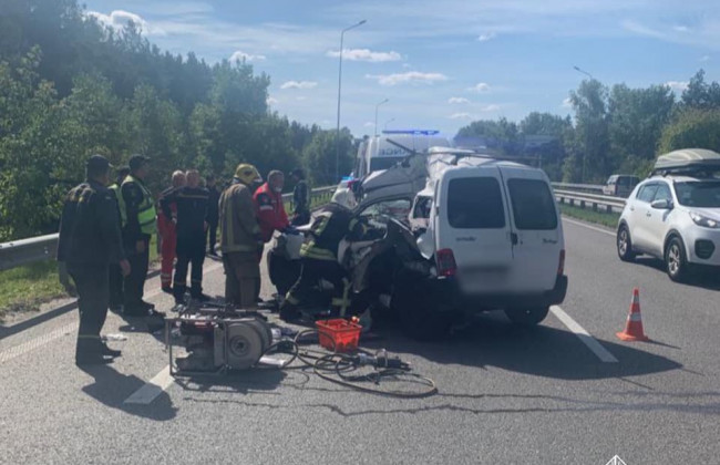 Під Києвом легковик зіткнувся з вантажівкою