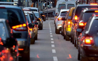 Объезжал пробку по тротуару: в Киеве пешеход с самокатом наказал водителя