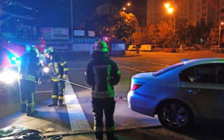 Серьезное ДТП в Киеве: иномарка влетела в опору светофора