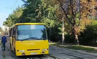 В Киеве маршрутка мчалась по трамвайным путям: видео