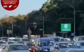 В столице мужчина навеселе «скакал» по крышам автомобилей в пробке