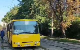 В Киеве маршрутка мчалась по трамвайным путям: видео