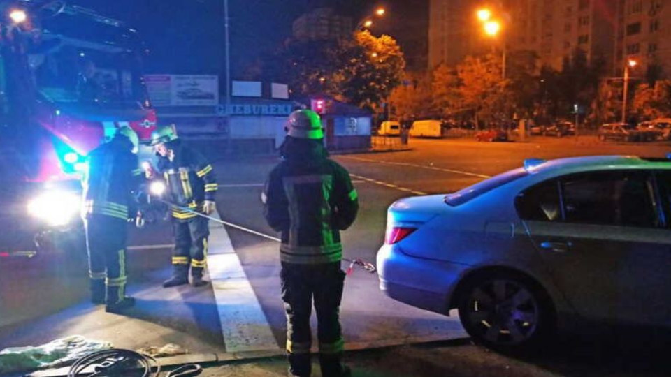 Серьезное ДТП в Киеве: иномарка влетела в опору светофора